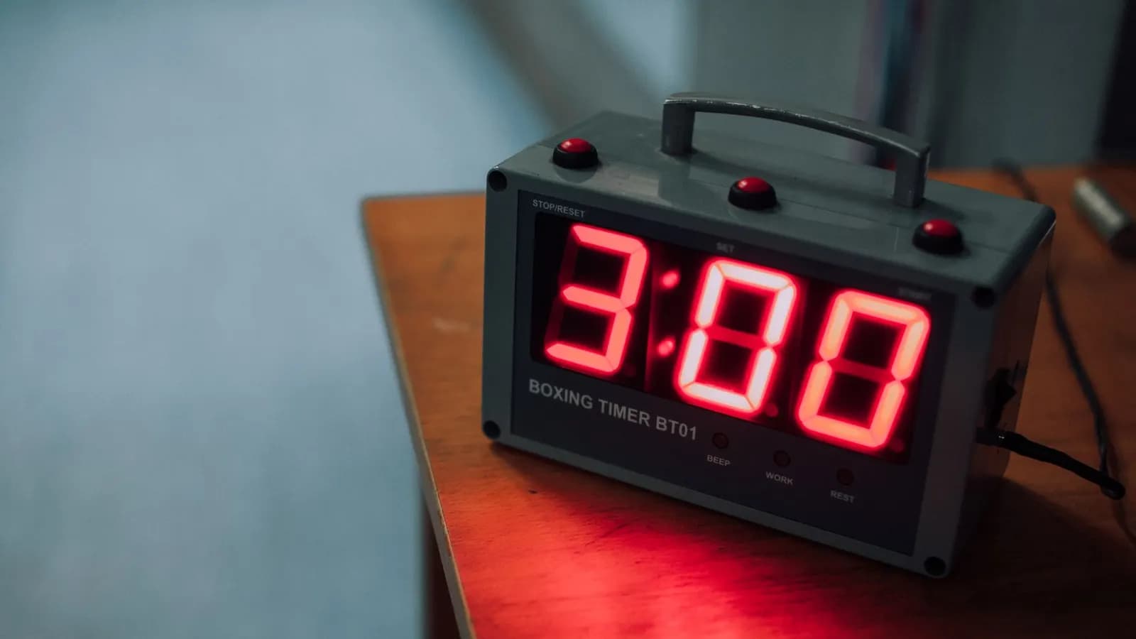 Stopwatch di atas meja kayu
