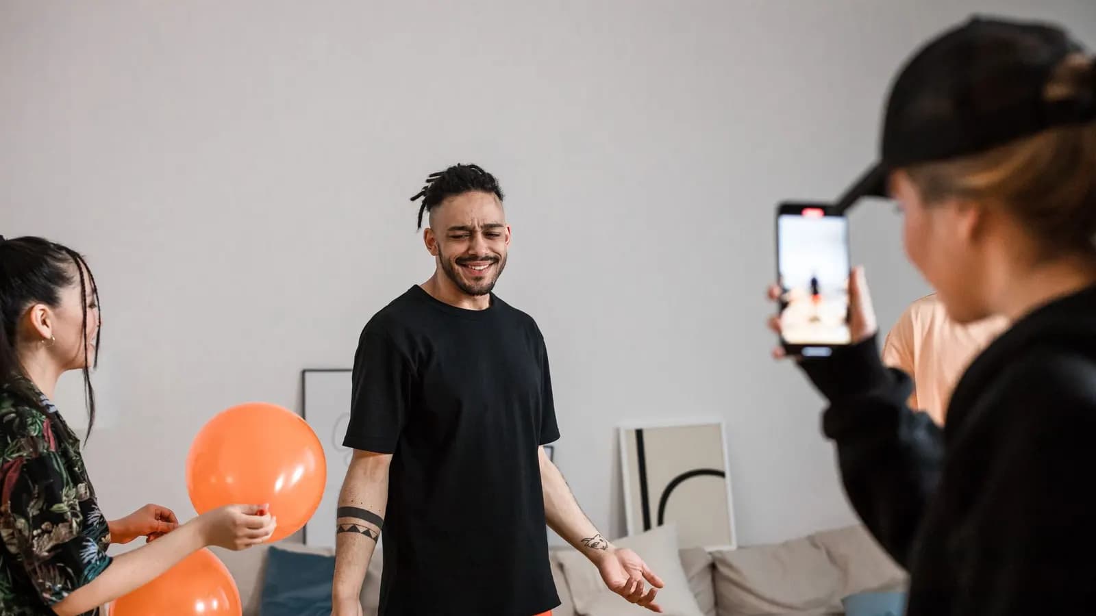 Tangan memegang ponsel yang menampilkan video vertikal di layar