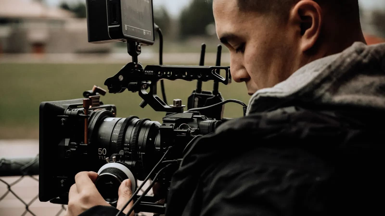 Operator kamera sedang merekam adegan dengan kamera sinema