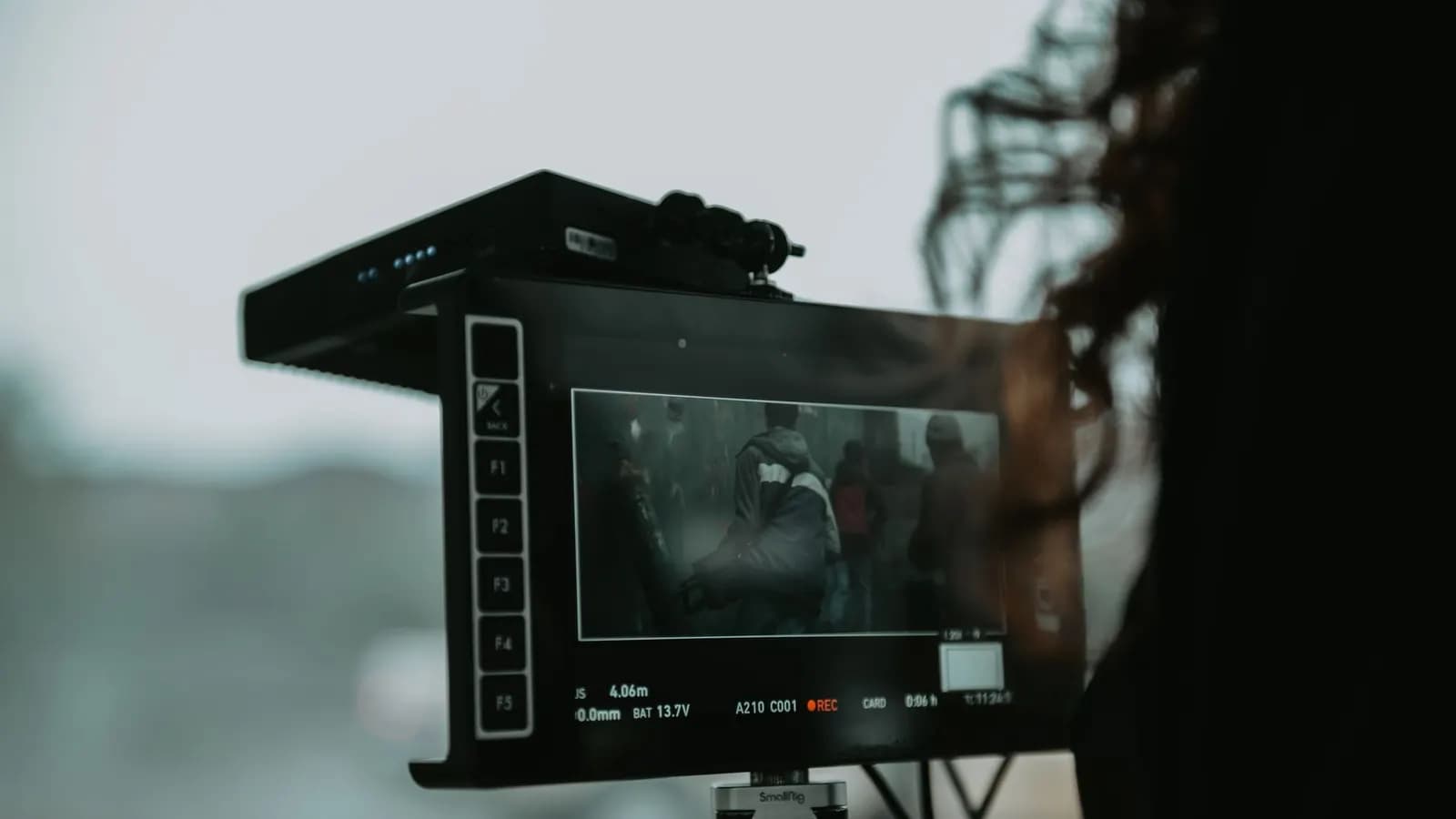 Sutradara memperhatikan monitor di lokasi syuting