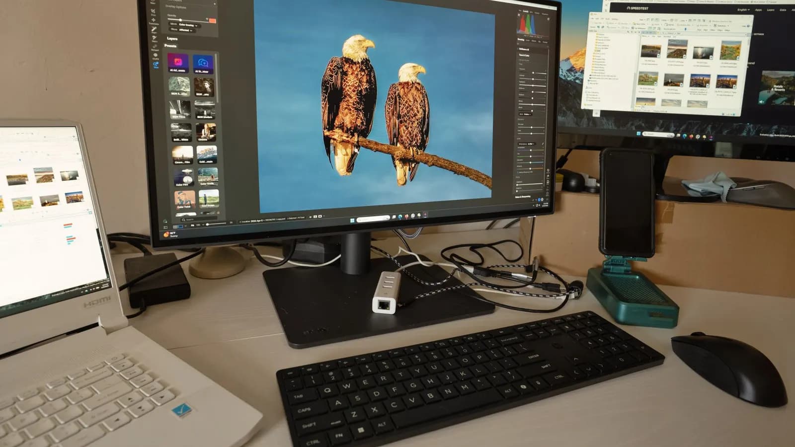 Beberapa layar monitor menampilkan video di meja studio penyuntingan