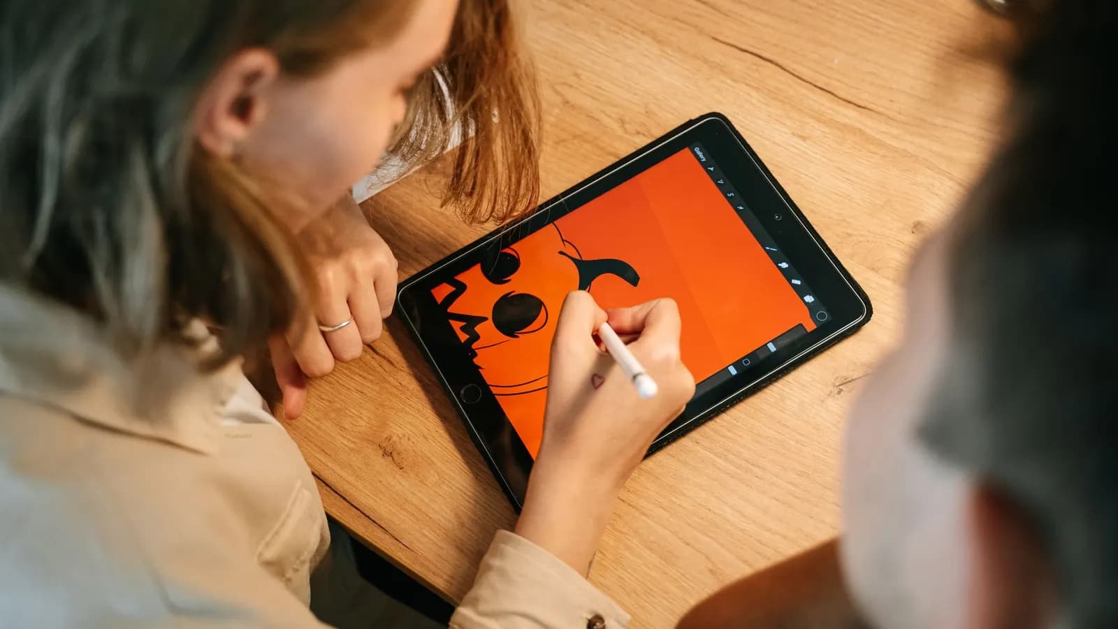 Ilustrator menggambar karakter di tablet grafis