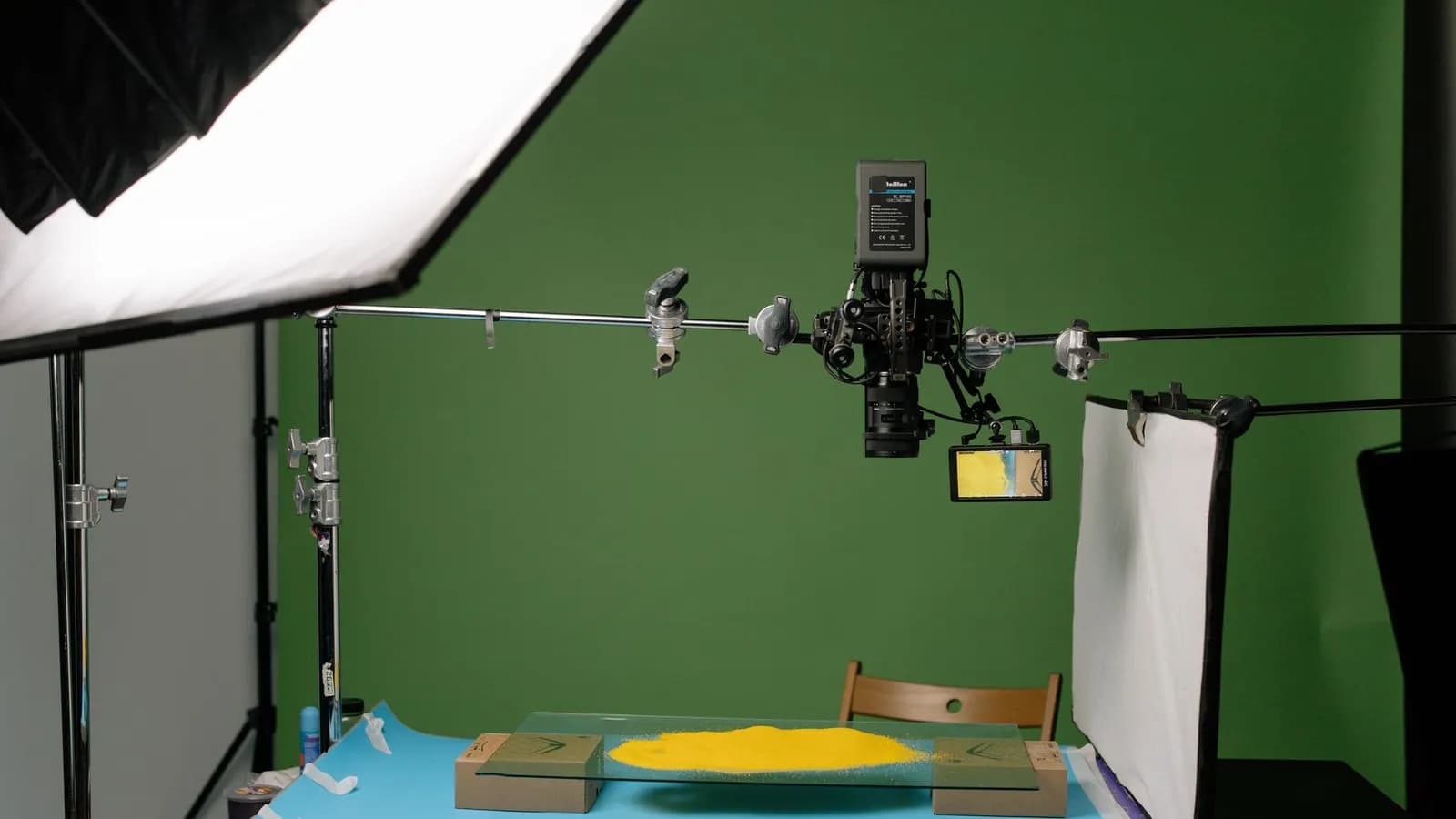 Produk ditata di atas meja dengan lampu studio untuk pemotretan