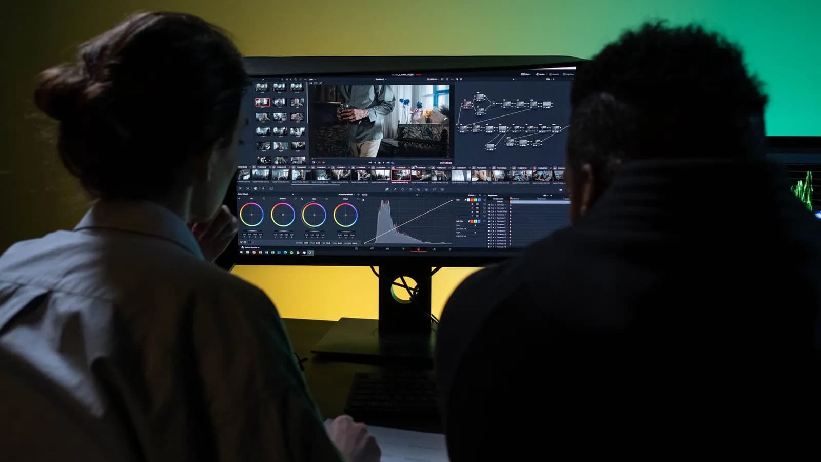 Layar monitor menampilkan linimasa aplikasi penyunting video