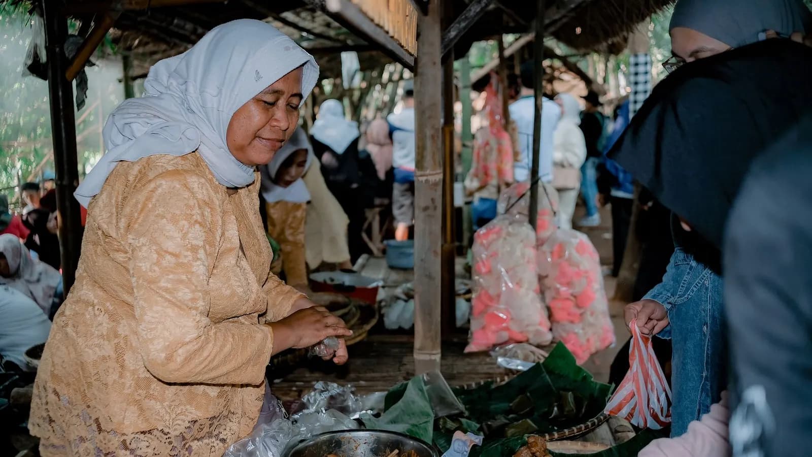 Penjual makanan kaki lima sedang memasak di atas wajan panas