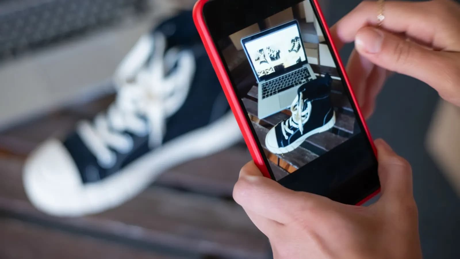 Penjual online memotret produk di atas meja dengan latar sederhana