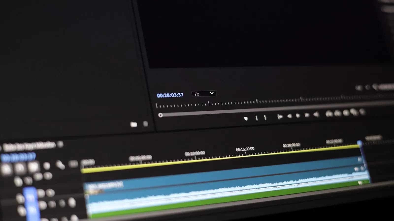 Layar aplikasi edit video dengan beberapa lapisan klip di timeline