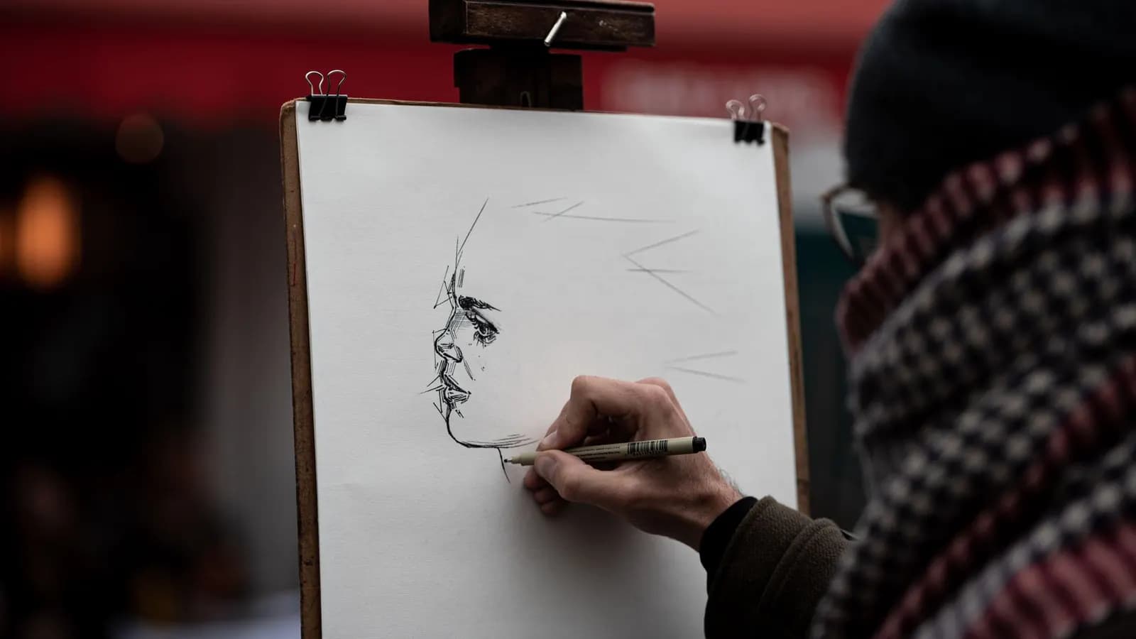 Sketsa storyboard dan gambar karakter tersusun di atas meja
