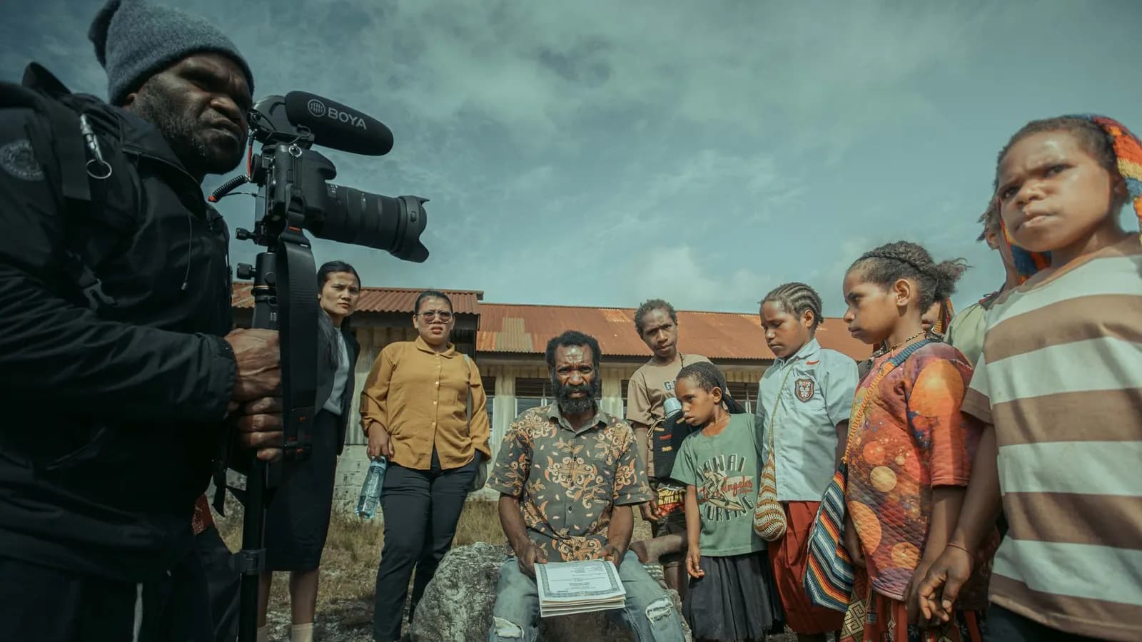 Pembuat film merekam suasana jalanan dengan kamera genggam