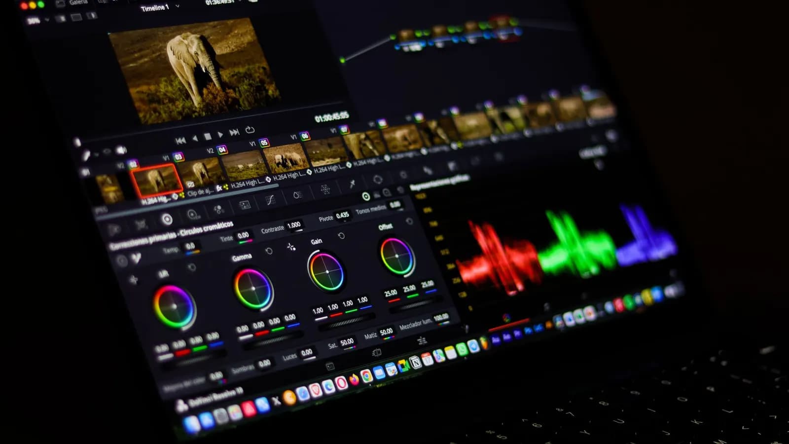 Layar komputer menampilkan timeline aplikasi penyunting video